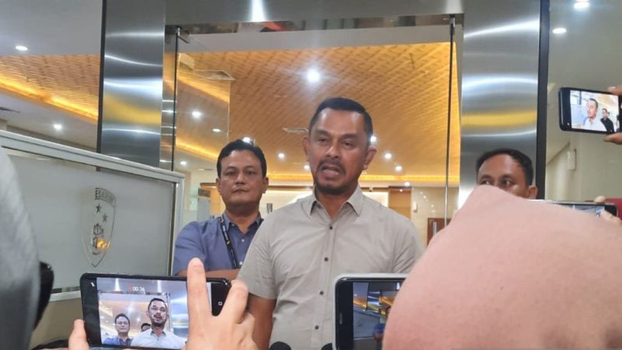 Direktur Tindak Pidana Narkoba Bareskrim Polri Brigjen Pol. Mukti Juharsa memberikan keterangan kepada wartawan usai pemeriksaan Zul Zivilia terkait jaringan narkoba Fredy Pratama di Bareskrim Polri, Jakarta, Kamis (5/10/2023). (ANTARA/Laily Rahmawaty)
