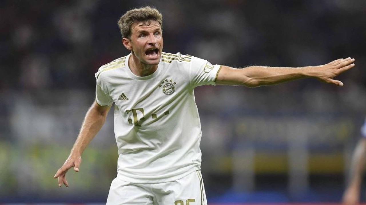 Pesepak bola Bayern Munich Thomas Muller berteriak kepada rekan setimnya saat melawan Inter Milan pada babak kualifikasi Grup C Liga Champions di Stadion San Siro, Milan, Italia, Rabu (7/9/2022). Inter Milan keok atas tamunya Bayern Munich 0-2. ANTARA FOTO/REUTERS/Daniele Mascolo/wsj.