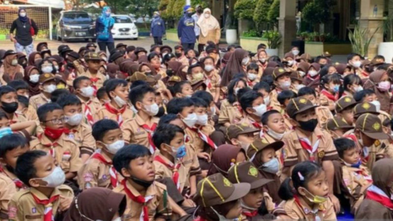 Ilustrasi - Sejumlah murid berkumpul di halaman sekolah untuk mengikuti sebuah kegiatan di Jakarta, Jumat (26/5/2023). ANTARA/Luthfia Miranda Putri