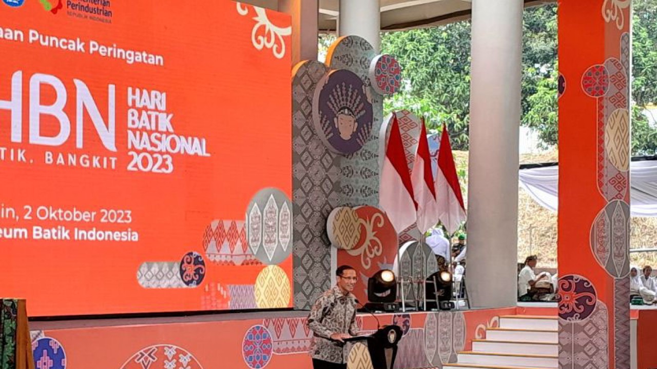 Menteri Pendidikan, Kebudayaan, Riset, dan Teknologi Nadiem Makarim memberikan pada acara peresmian Museum Batik Indonesia di TMII, Jakarta, Senin (2/9/2023). (ANTARA/Lintang Budiyanti Prameswari)