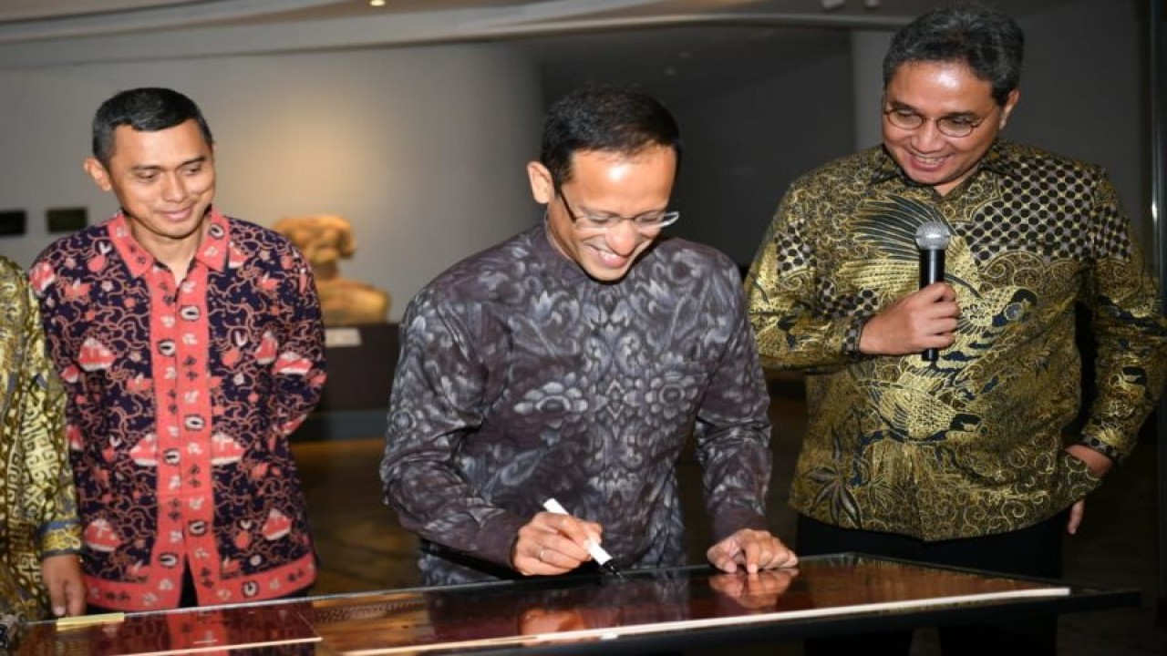 Mendikbudristek Nadiem Makarim (tengah) meresmikan Museum Batik Indonesia di TMII, Jakarta, pada Senin (2/10/2023). (ANTARA/HO-Kemendikbudristek)