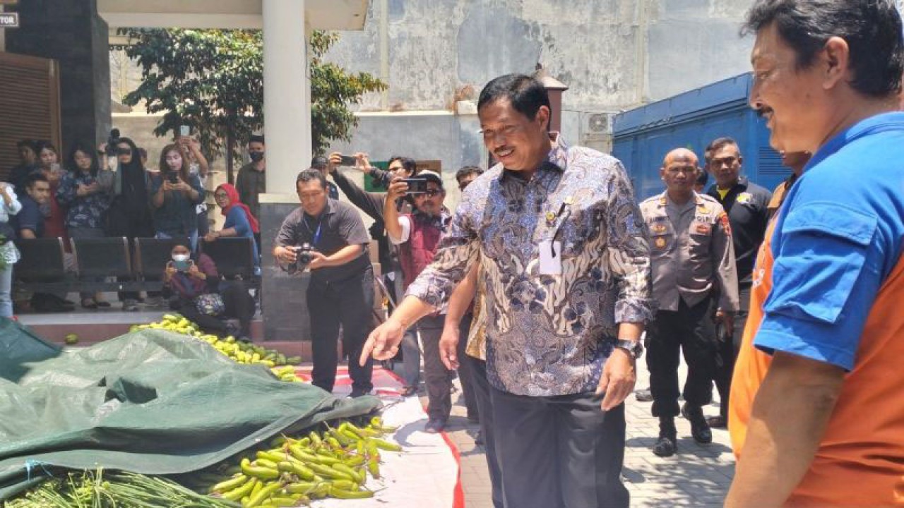 Penjabat (Pj) Gubernur Jawa Tengah Nana Sudjana saat meninjau lokasi pengungsian akibat kebakaran di Solo, Jawa Tengah, Rabu (4/10/2023). ANTARA/Aris Wasita