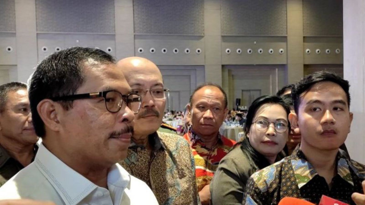 Arsip foto - Penjabat Gubernur Jawa Tengah Nana Sudjana memberikan keterangan kepada wartawan di Solo, Jawa Tengah, Selasa (17/10/2023). ANTARA/Aris Wasita