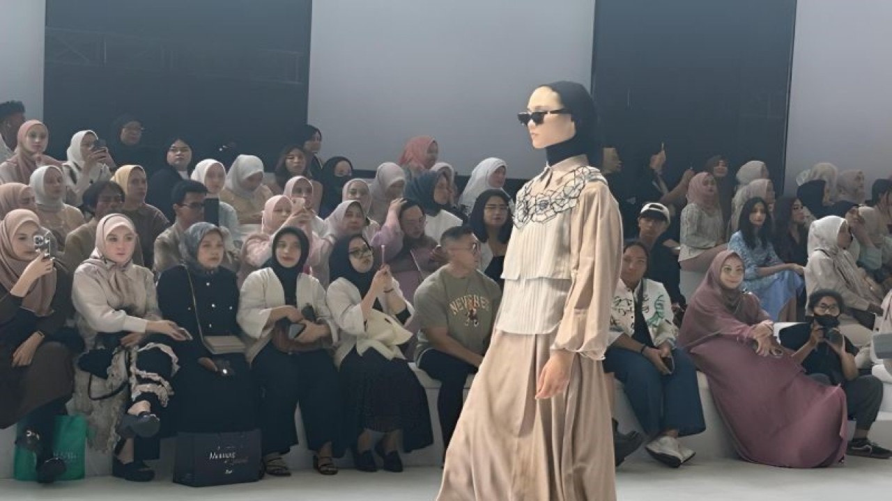 Ragam koleksi "Self Revelation" dari naPocut saat ditampilkan dalam ajang JFW 2024 di kawasan Pondok Indah, Jakarta Selatan, Sabtu (28/10/2023). (ANTARA/Vinny Shoffa Salma)