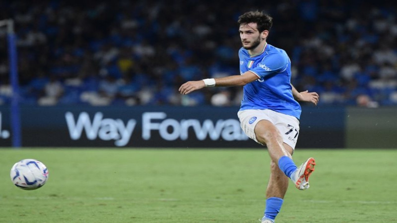 Penyerang Napoli Khvicha Kvaratskhelia menyumbang dua gol bagi timnya sebagai bagian dari kemenangan Napoli atas Hellas Verona dengan skor 3-1 pada laga pekan ke-9 Liga Italia di Verona, Sabtu. (ANTARA/AFP-FILIPPO MONTEFORTE)