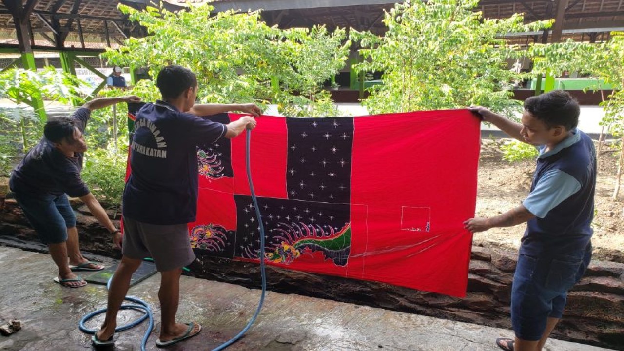 Narapidana Jawa Timur sedang membuat hasil karya batik. ANTARA/HO-Kanwilkumham Jatim