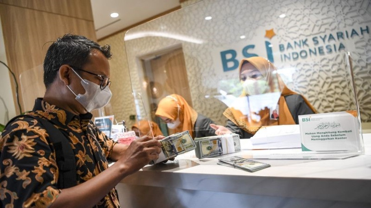 Nasabah bertransaksi uang dolar AS di Kantor Cabang BSI Jakarta Thamrin, Jakarta, Kamis (11/5/2023). ANTARA FOTO/M Risyal Hidayat/tom.