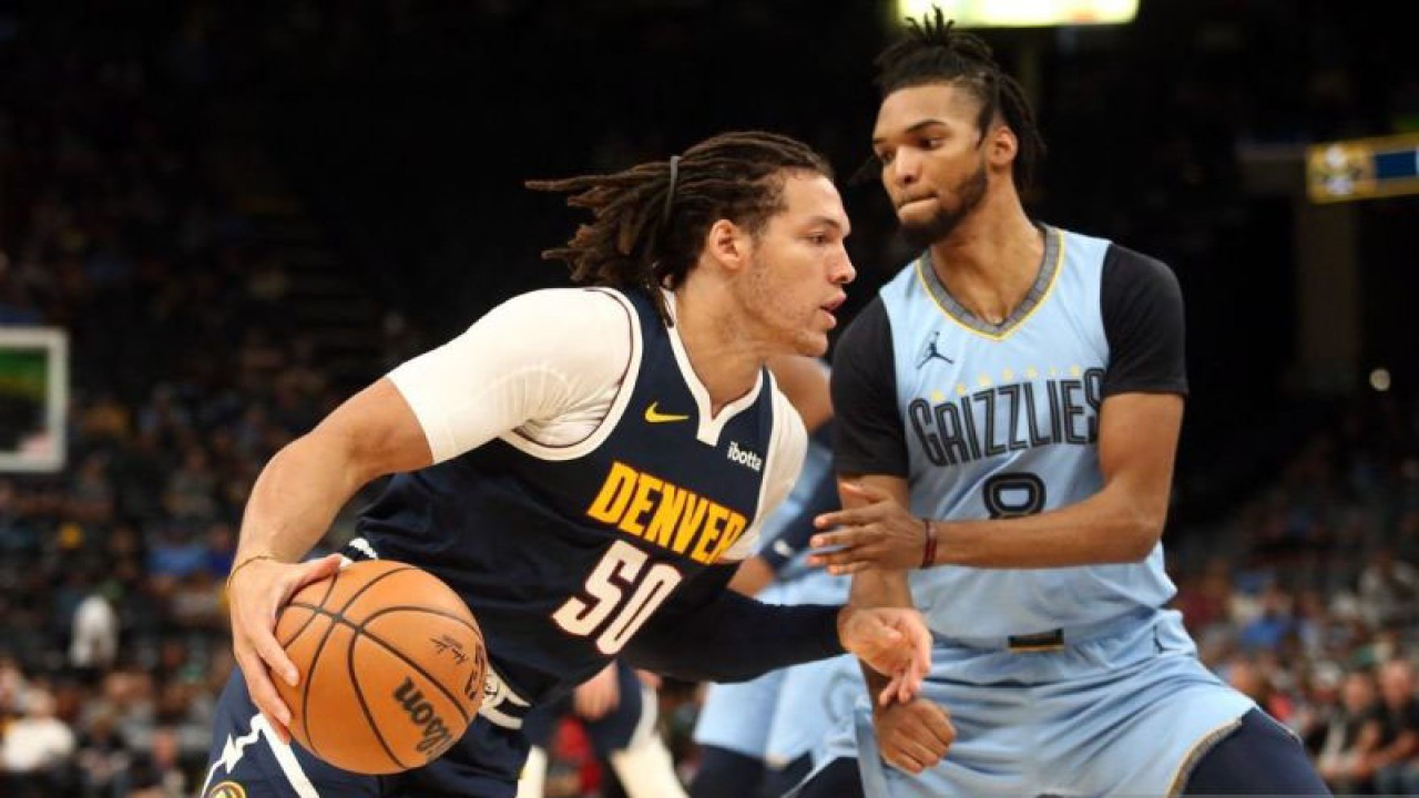 Pebasket Denver Nuggets Aaron Gordon (50) berupaya melewati pebasket Memphis Grizzlies Ziaire Williams (8) dalam laga NBA di FedExForum, Memphis, Tennessee, AS (27/10/2023). Denver Nuggets menang dengan skor 108-104. ANTARA FOTO/Petre Thomas-USA TODAY Sports via Reuters/tom.