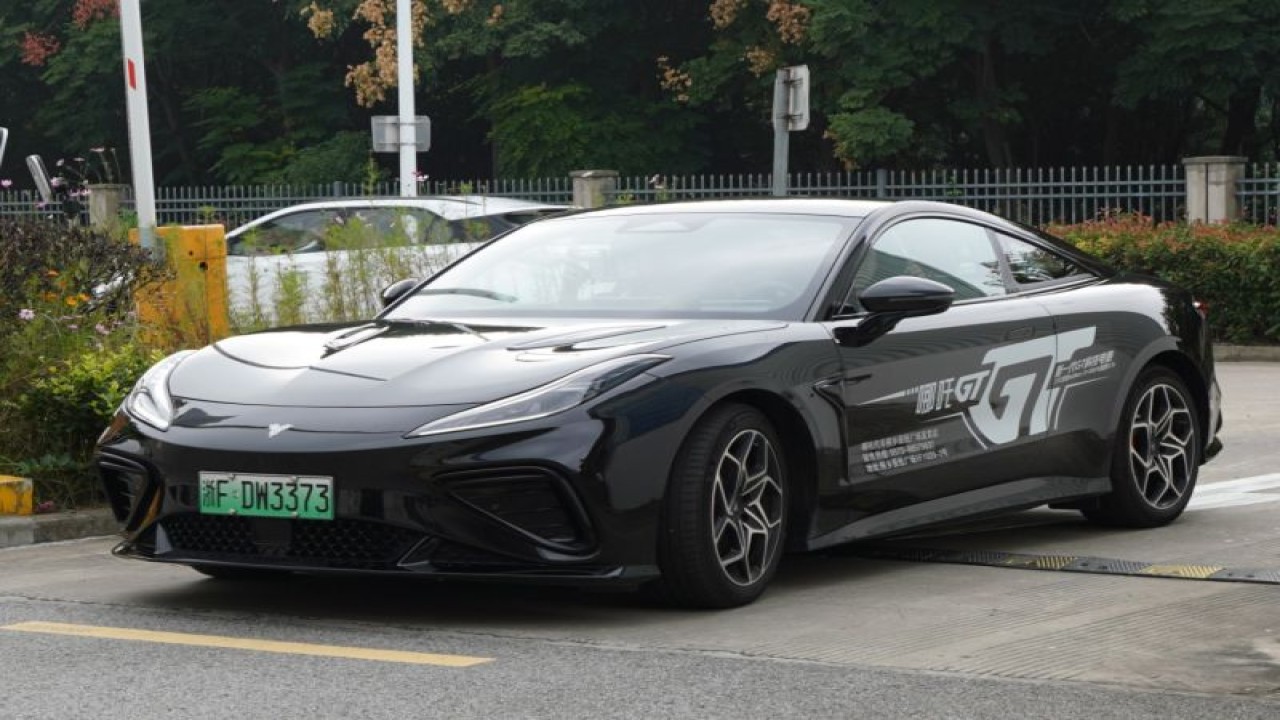 PT NETA Auto Indonesia menampilkan sports car listrik NETA GT yang mampu menempuh kecepatan hingga 100 km/jam dalam 3,7 detik. (ANTARA/HO/NETA Auto Indonesia)