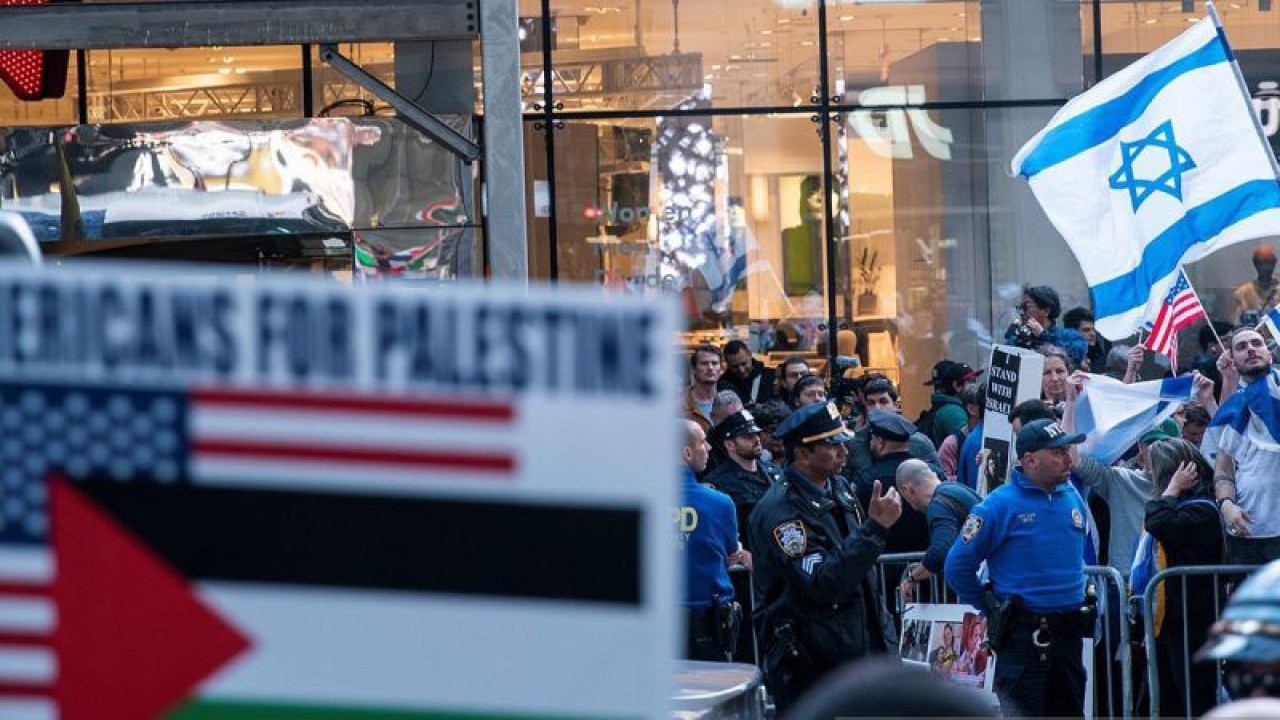 Demonstran pendukung Israel dan pendukung Palestina masing-masing mengekspresikan sikapnya dalam unjuk rasa di New York, Amerika Serikat (13/10/2023). ANTARA/REUTERS/Eduardo Munoz/aa. (REUTERS/EDUARDO MUNOZ)
