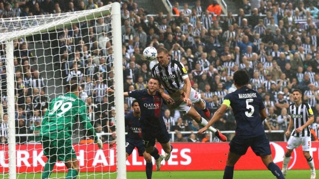 Pemain Newcastle United Dan Burn mencetak gol kedua pada laga grup F Liga Championa melawan Paris St Germain di St James' Park, Newcastle, Inggris (4/10/2023). Newcastle United berhasil mengkandaskan Paris St Germain dengan skor 4-1​​​​​​​. ANTARA FOTO/Action Images via Reuters/Lee Smith/aww.