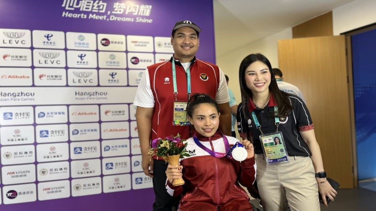 (Ki-ka) Menteri Pemuda dan Olahraga (Menpora) RI Dito Ariotedjo, atlet Para angkat berat Ni Nengah Widiasih, dan CdM Indonesia untuk Asian Para Games 2022 Hangzhou Angela Tanoesoedibjo berfoto usai prosesi pengalungan medali di Xiaoshan Sports Centre Gymnasium, China, Selasa (24/10/2023). (ANTARA/Arnidhya Nur Zhafira)