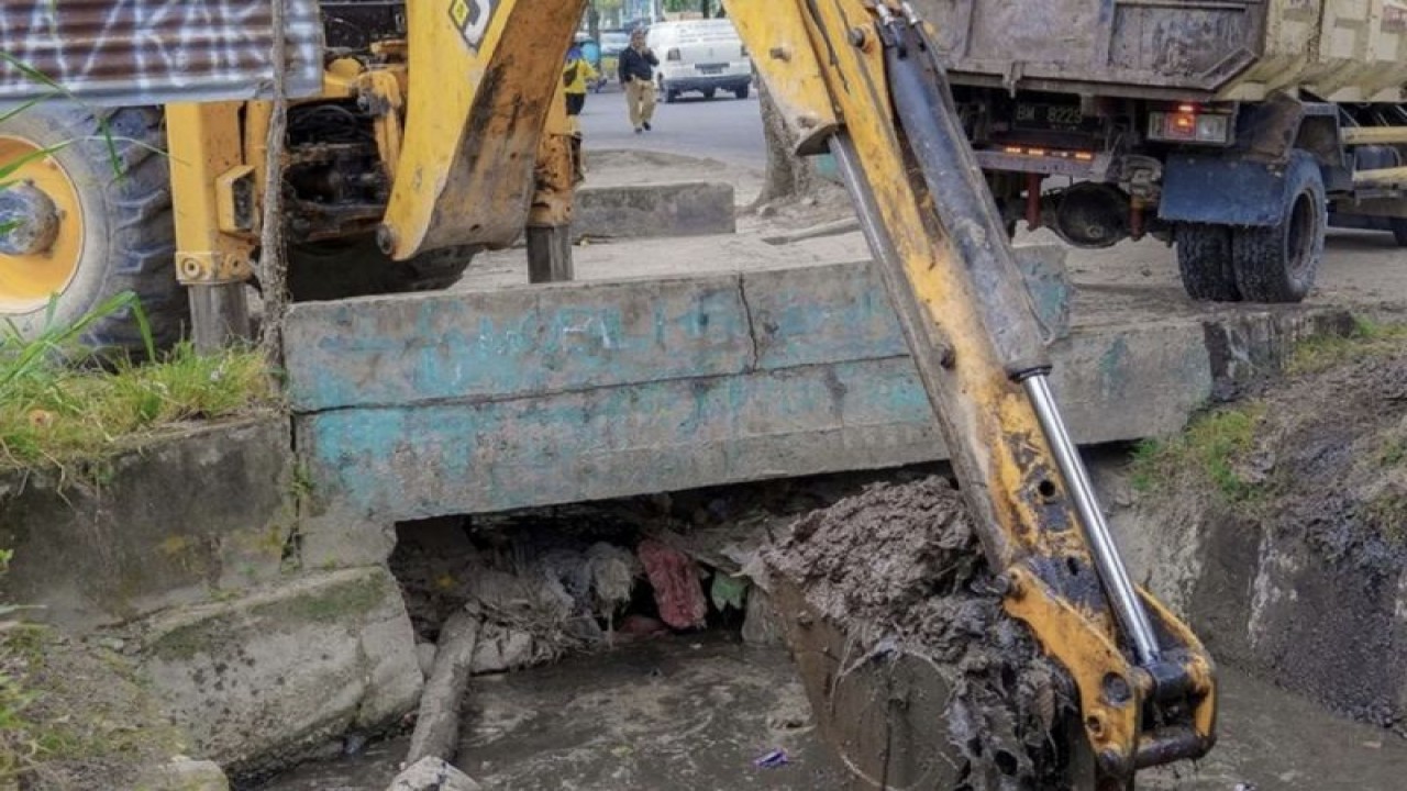Dinas PUPR Kota Pekanbaru melakukan normalisasi drainase di Jalan Arifin Ahmad untuk mengantisipasi banjir yang sering terjadi di daerah tersebut. (ANTARA/HO-Dinas PUPR Pekanbaru)