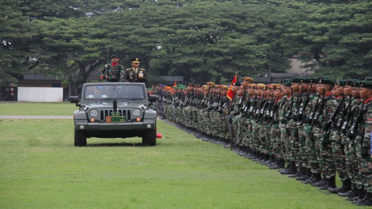 Panglima Komando Daerah Militer Iskandar Muda, Mayor Jenderal TNI Novi Helmy Prasetya, inspeksi pasukan pada upacara peringatan HUT ke-78 TNI tahun 2023 di Lapangan Blang Pandang, Banda Aceh, Kamis. ANTARA/HO-Penerangan Kodam IM