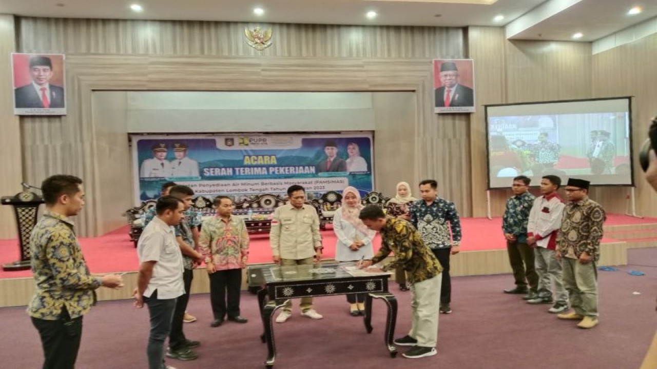 Acara penandatanganan serah terima program Pamsimas dari Balai Permukiman wilayah NTB Kementerian PUPR kepada Pemerintah Kabupaten Lombok Tengah, Nusa Tenggara Barat di kantor bupati setempat, Kamis (26/10/2023). ANTARA/Akhyar Rosidi.