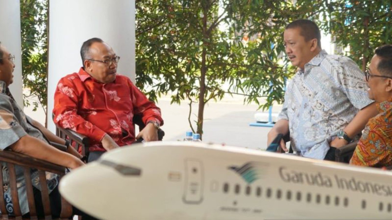 Penjabat Gubernur Nusa Tenggara Barat (NTB) Lalu Gita Ariadi (kedua kiri) saat bertemu dengan Presiden & CEO PT Garuda Indonesia, Irvan Setiaputra di kantornya di Kebon Sirih, Jakarta. ANTARA/HO-Pemprov NTB