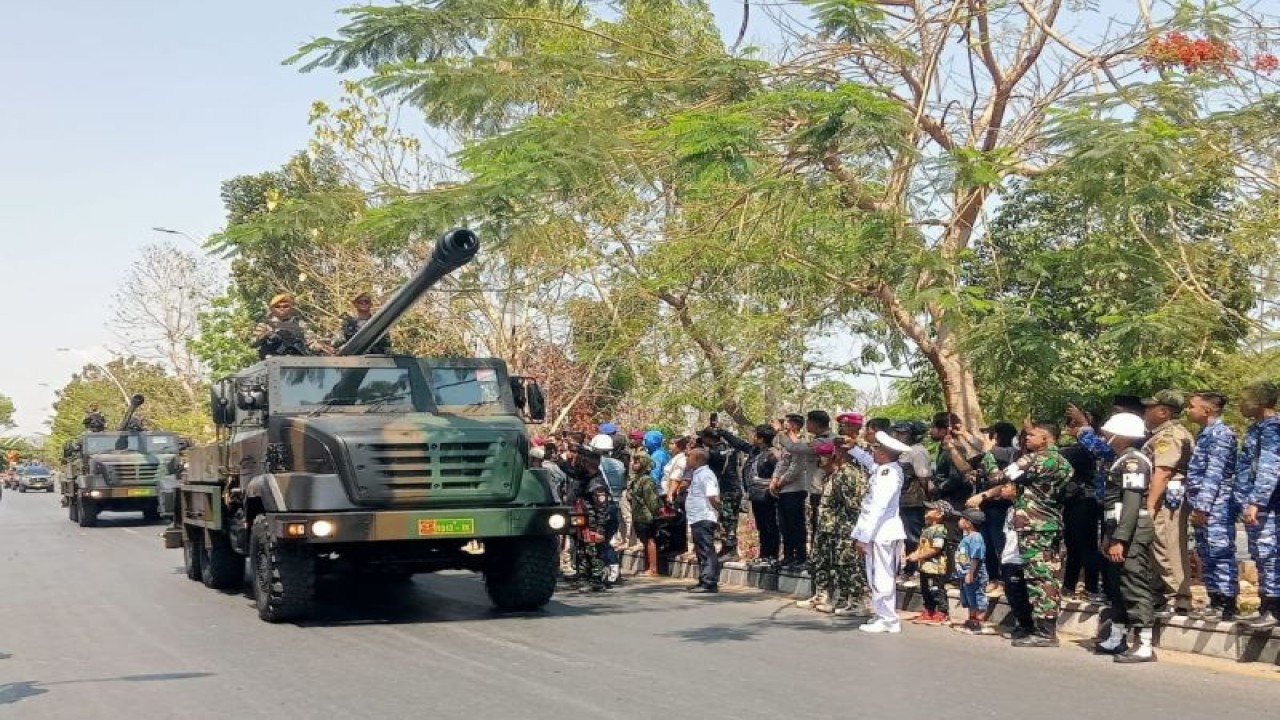 Sejumlah kendaraan militer milik TNI tampil dalam kegiatan parade alat utama sistem pertahanan (Alutsista) dari tiga matra yang tampil pada perayaan HUT ke-78 TNI, di Kota Kupang, NTT, Kamis (5/10/2023). ANTARA/Benny Jahang.