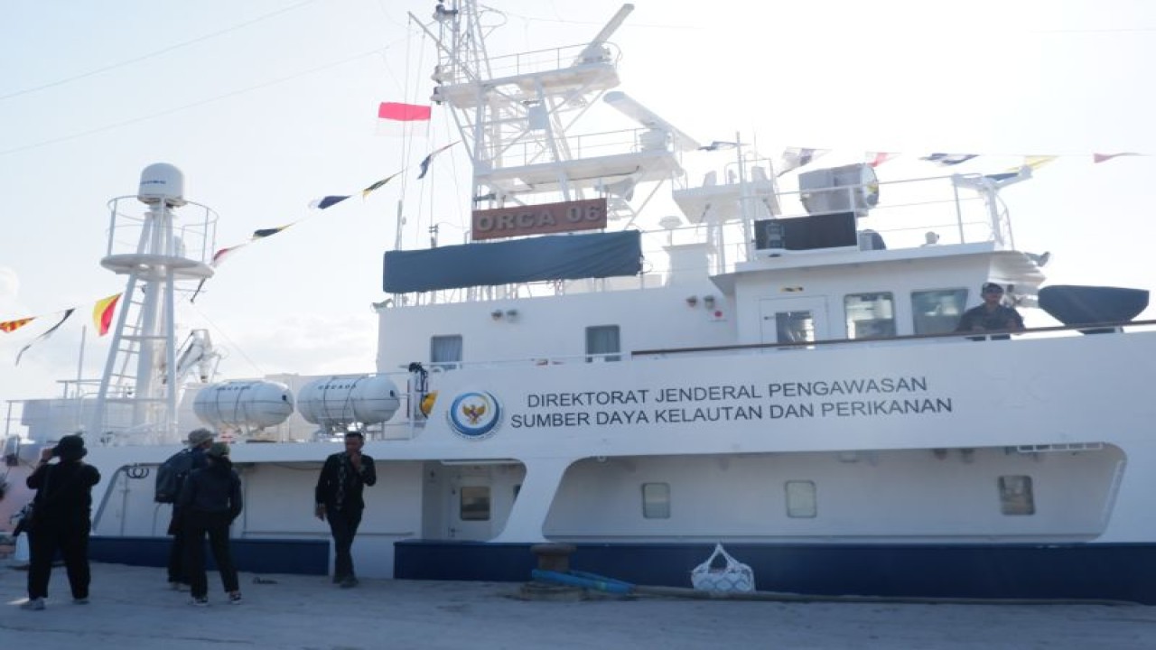 Kapal pengawas Orca 06 dibawah kendali Direktorat Jenderal Pengawasan Sumber Daya Kelautan dan Perikanan juga melakukan pengawasan di Kupang, NTT, Kamis (12/10/2023). (ANTARA/Fransiska Mariana Nuka)