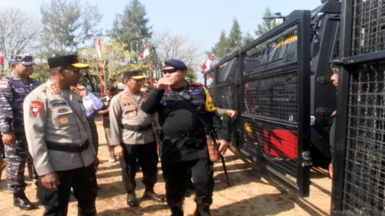 Kepala Polda Nusa Tenggara Timur, Inspektur Jenderal Polisi Johni Asadoma (kiri), bersama Wakil Kepala Polda Nusa Tenggara Timur, Brigadir Jenderal Polisi Awi Sutiyono (kedua dari kiri belakang), didampingi Komandan Satuan Brimob Polda NTT, Komisaris Besar Polisi Ferdinand Ukoli (kanan), melihat berbagai peralatan operasi pengamanan Pemilu 2024 di Markas Polda NTT, Selasa. ANTARA/Benny Jahang