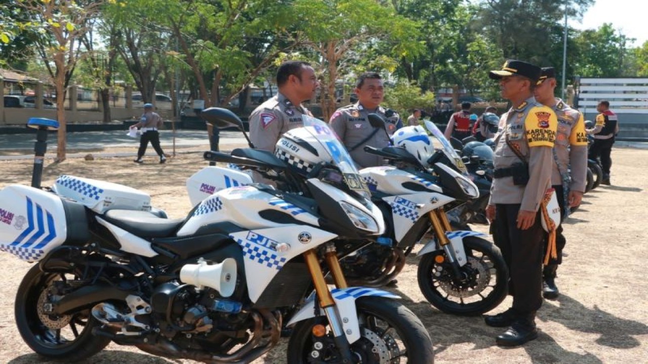 Kepala Biro Operasi Polda Nusa Tenggara Timur, Kombes Pol Deonijiu De Fatima (kanan) saat melihat secara langsung kesiapan kendaraan operasi pengamanan Pemilu 2024, Selasa. (ANTARA/HO-Humas Polda NTT)