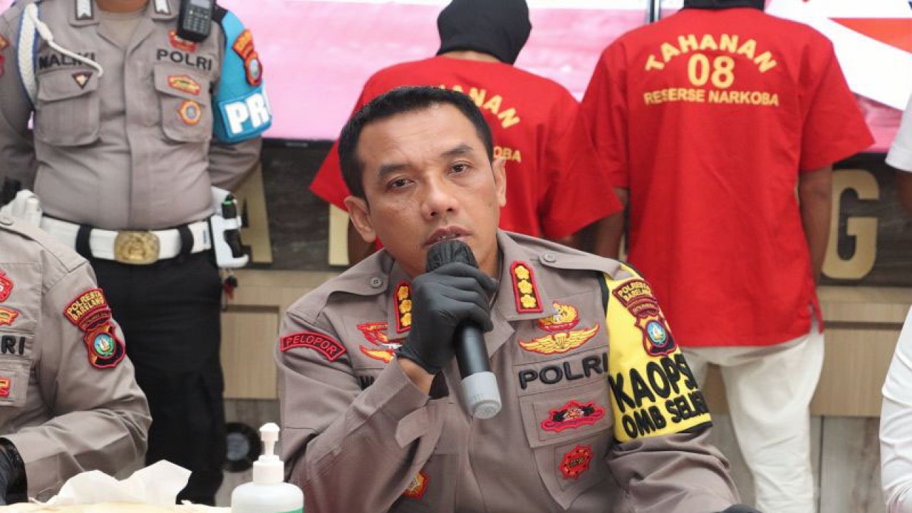 Kapolresta Barelang Kombes Pol Nugroho Tri Nuryanto memberikan keterangan pers terkait penanganan tindak pidana narkoba di wilayah Simpang DAM, di Batam, Kepri, Senin (23/10/2023). ANTARA/Yude.