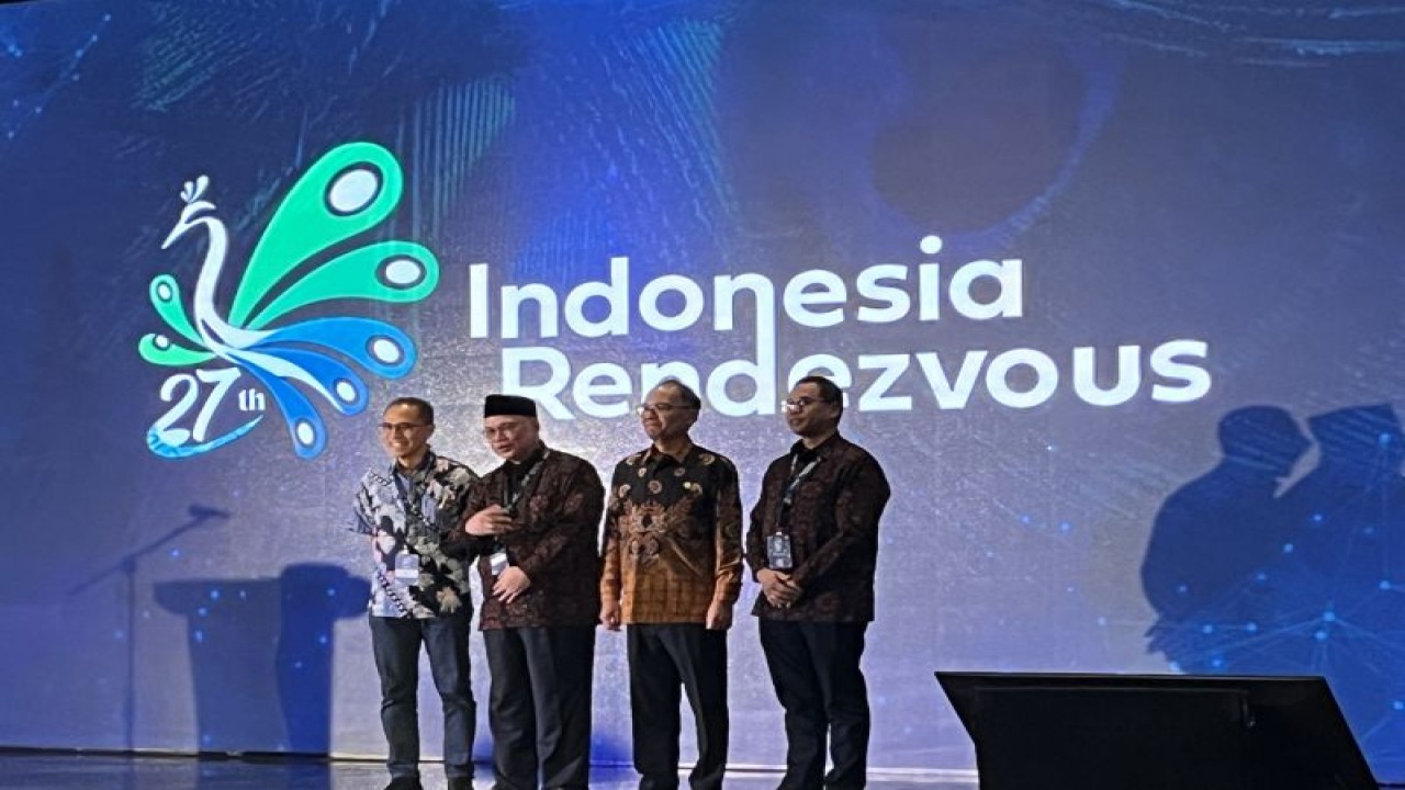 Kepala Eksekutif Pengawas Perasuransian Penjaminan dan Dana Pensiun Otoritas Jasa Keuangan (OJK) Ogi Prastomiyono (kedua dari kanan) bersama Ketua Asosiasi Asuransi Umum Indonesia (AAUI) Budi Herawan (kedua dari kiri) dan para pemangku kepentingan lainnya dalam acara Indonesia Rendezvous ke-27 yang diadakan Asosiasi Asuransi Umum Indonesia (AAUI) di Nusa Dua, Bali, Kamis (12/10/2023). ANTARA/M. Baqir Idrus Alatas