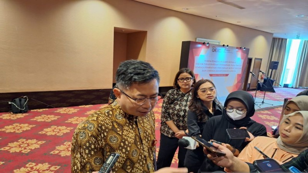 Kepala Departemen Pengawasan Lembaga Keuangan Mikro dan Lembaga Jasa Keuangan Lainnya OJK Edi Setijawan saat sesi doorstop bersama awak media dalam Forum Penguatan Audit Internal Sektor Industri Keuangan Nonbank di Jakarta, Kamis (12/10/2023) (ANTARA/Bayu Saputra)