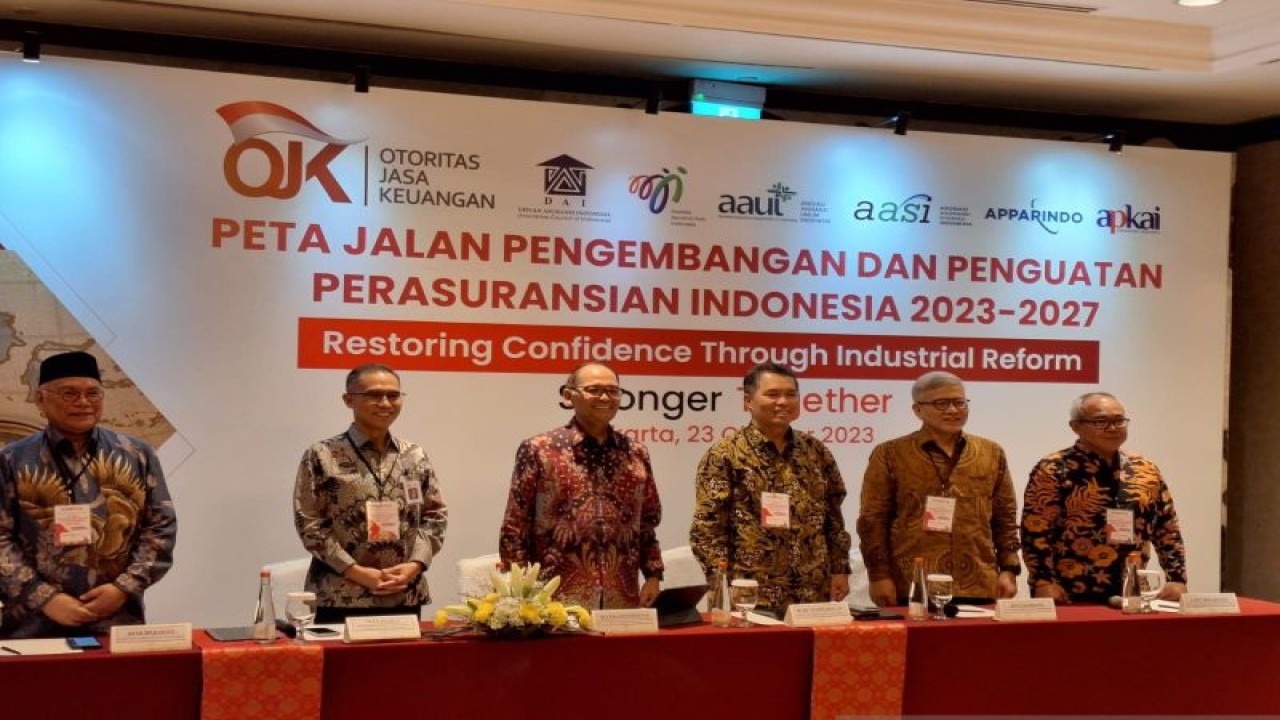 Konferensi Pers Peluncuran Peta Jalan Penguatan dan Pengembangan Industri Asuransi 2023-2027 di Jakarta, Senin (23/10/2023). ANTARA/Bayu Saputra.