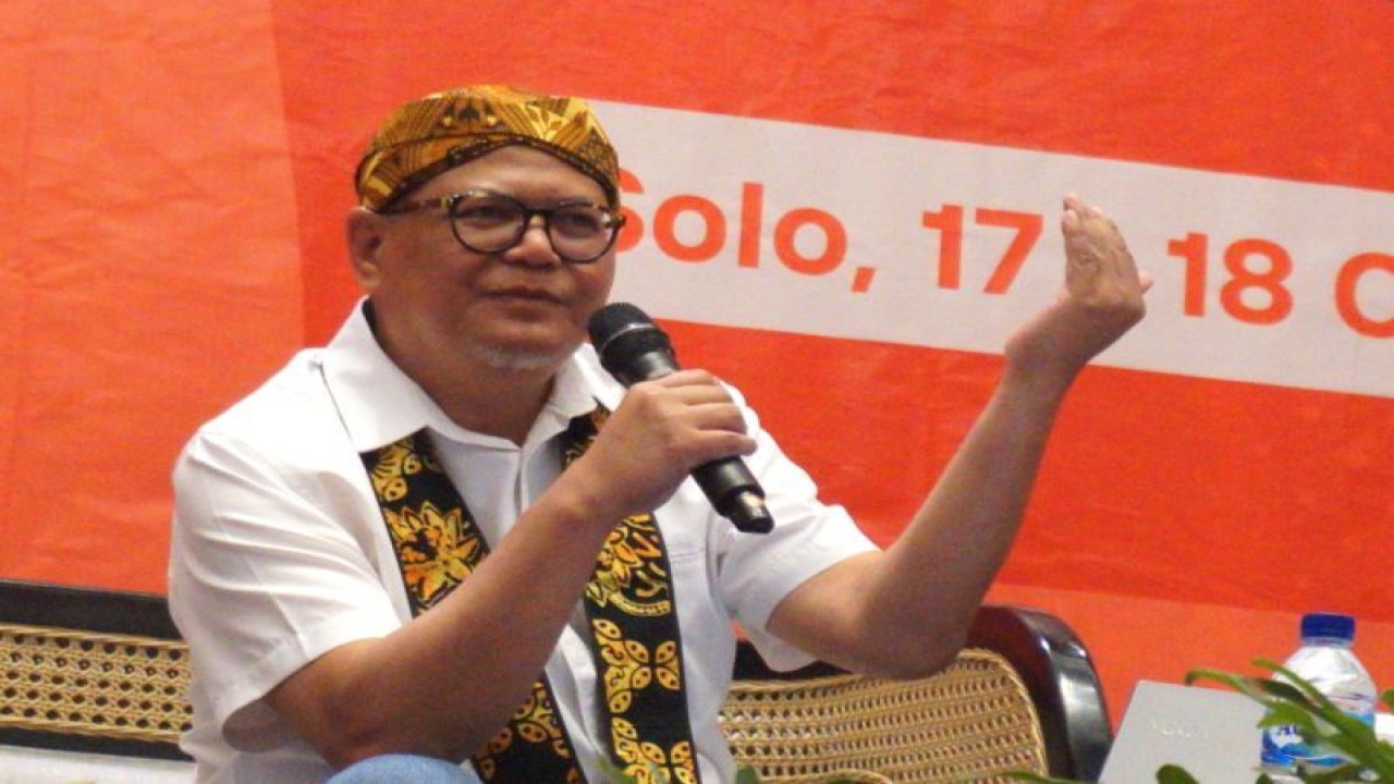 Kepala OJK Regional 4 Jawa Timur Giri Tribroto saat menyampaikan kepada wartawan pada kegiatan Media Update and Sharing Knowledge di Solo, Selasa (17/10/2023). (ANTARA/Naufal Ammar Imaduddin)