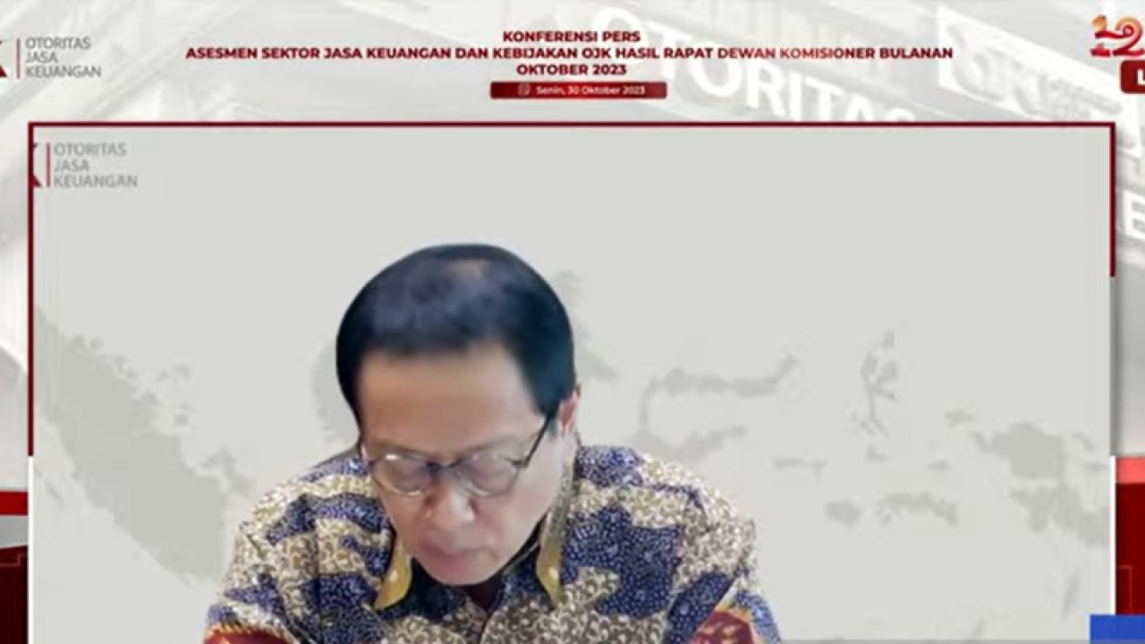 Kepala Eksekutif Pengawas Perbankan Otoritas Jasa Keuangan (OJK) Dian Ediana Rae berbicara dalam konferensi pers Hasil Rapat Dewan Komisioner OJK Bulan Oktober 2023 secara daring di Jakarta, Senin (30/10/2023). ANTARA/Martha Herlinawati Simanjuntak
