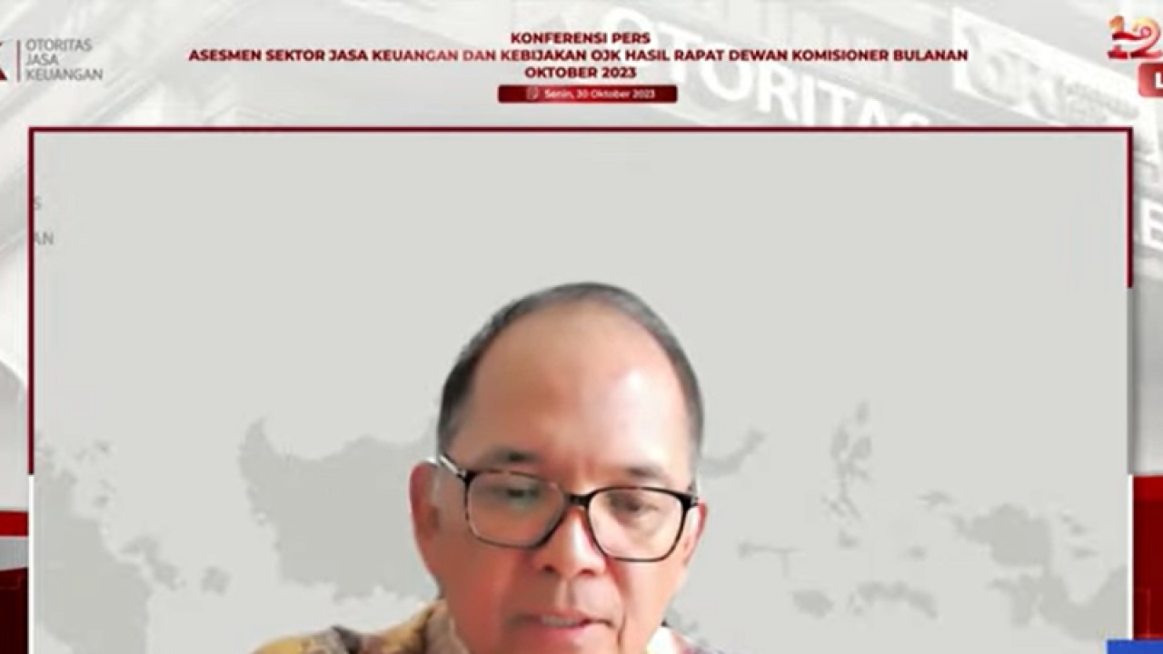 Kepala Eksekutif Pengawas Perasuransian, Penjaminan, dan Dana Pensiun Otoritas Jasa Keuangan (OJK) Ogi Prastomiyono menyampaikan Hasil Rapat Dewan Komisioner (RDK) OJK Bulan Oktober 2023 dalam konferensi pers secara daring di Jakarta, Senin (30/10/2023). ANTARA/Martha Herlinawati Simanjuntak