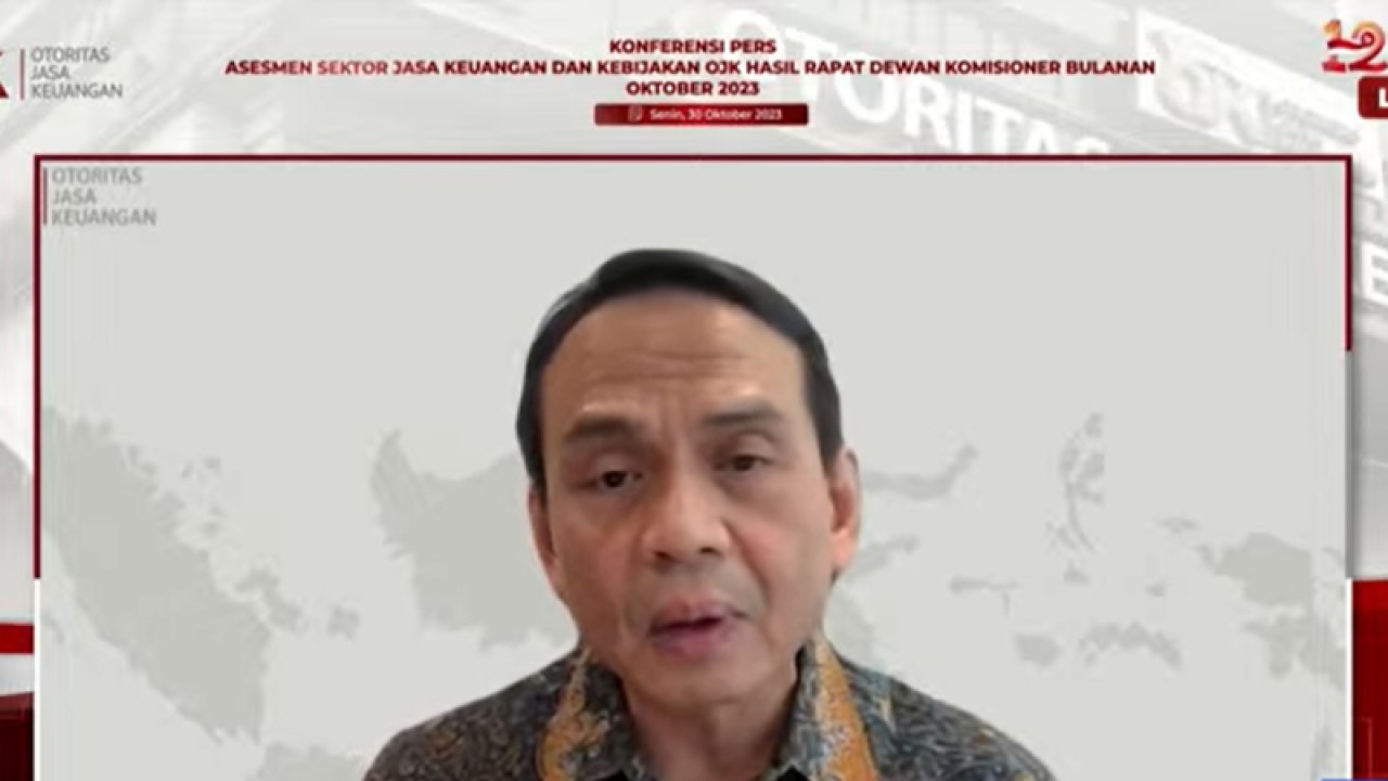 Kepala Eksekutif Pengawas Lembaga Pembiayaan, Perusahaan Modal Ventura, Lembaga Keuangan Mikro dan Lembaga Jasa Keuangan Lainnya (PVML) Otoritas Jasa Keuangan (OJK) Agusman menyampaikan Hasil Rapat Dewan Komisioner (RDK) OJK Bulan Oktober 2023 dalam konferensi pers secara daring di Jakarta, Senin (30/10/2023). ANTARA/Martha Herlinawati Simanjuntak