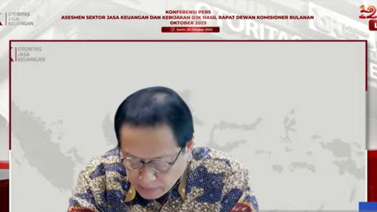 Kepala Eksekutif Pengawas Perbankan Otoritas Jasa Keuangan (OJK) Dian Ediana Rae berbicara dalam konferensi pers Hasil Rapat Dewan Komisioner OJK Bulan Oktober 2023 secara daring di Jakarta, Senin (30/10/2023). ANTARA/Martha Herlinawati Simanjuntak