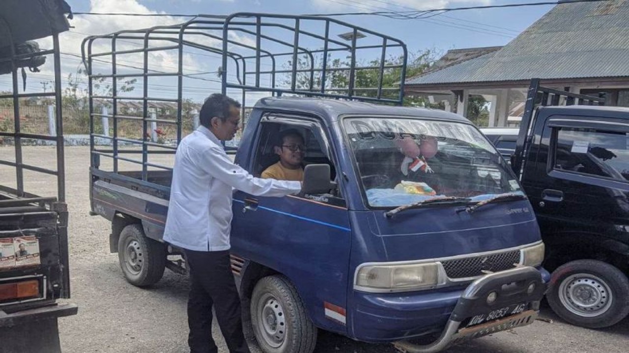 Kepala Ombudsman RI Perwakilan NTT Darius Beda Daton berdiskusi dengan pemilik kendaraan terkait tarif pengujian kendaraan bermotor di Kota Kupang, NTT, Senin (2/10/2023). ANTARA/HO-Ombudsman NTT