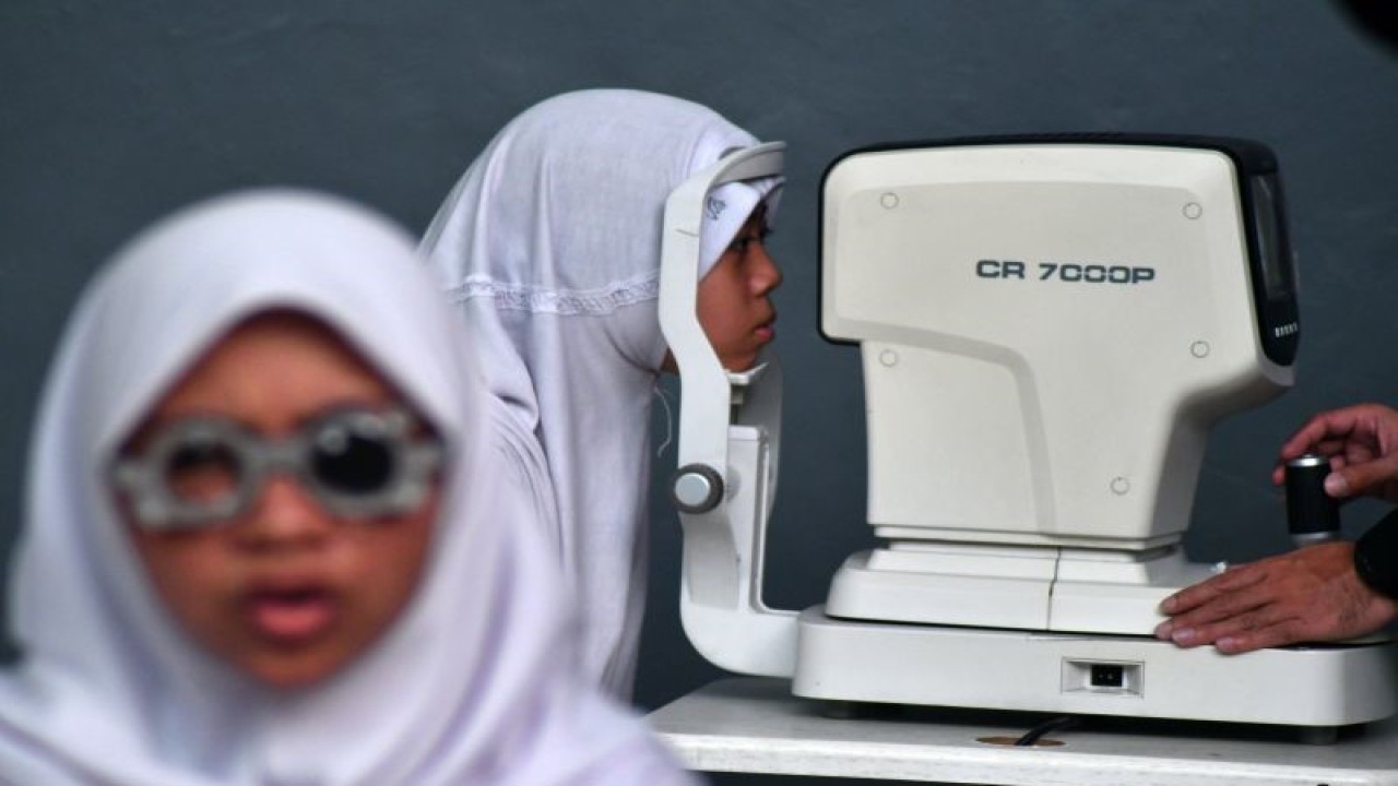 Arsip foto - Siswa SMA mengikuti pemeriksaan kesehatan mata di SMAN 5, Kota Bogor, Jawa Barat, Senin (18/9/2023). Pemeriksaan kesehatan mata yang diselenggarakan gratis dalam rangka memperingati HUT ke-78 Palang Merah Indonesia tersebut bertujuan untuk mendeteksi masalah kesehatan mata pada anak usia sekolah. (ANTARA FOTO/Arif Firmansyah/rwa)
