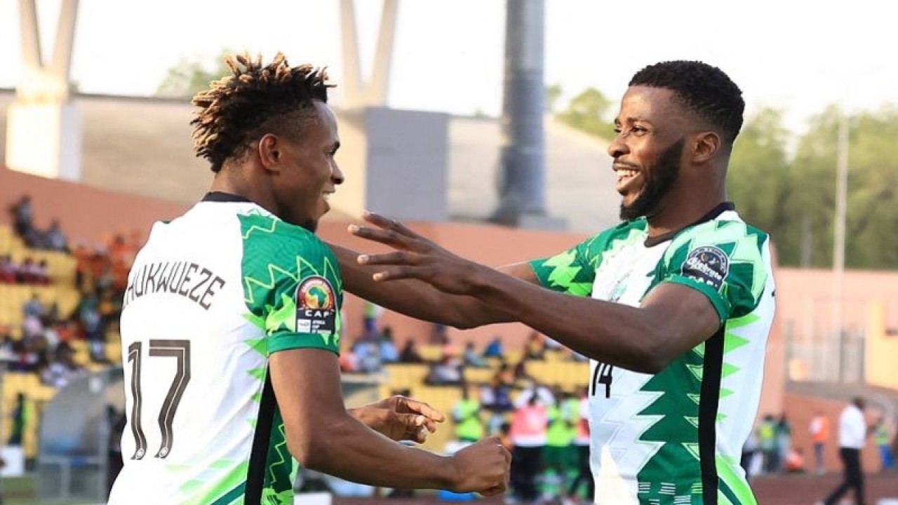 Penyerang tim nasional Nigeria Samuel Chukwueze (kiri) melakukan selebrasi bersama Kelechi Iheanacho seusai mencetak gol ke gawang Sudan dalam lanjutan penyisihan Grup D Piala Afrika 2021 di Stadion Roumde Adjia, Garoua, Kamerun, Sabtu (15/1/2022) waktu setempat. (ANTARA/AFP/Daniel Beloumou Olomo)