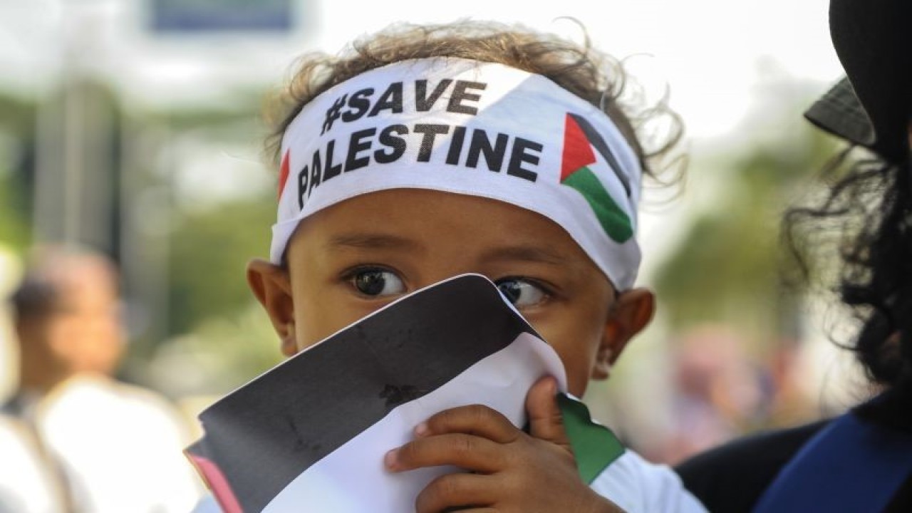 Seorang anak mengikuti aksi bela Palestina di Pandeglang, Banten, Minggu (29/10/2023). ANTARA FOTO/Muhammad Bagus Khoirunas/YU (ANTARA FOTO/MUHAMMAD BAGUS KHOIRUNAS)