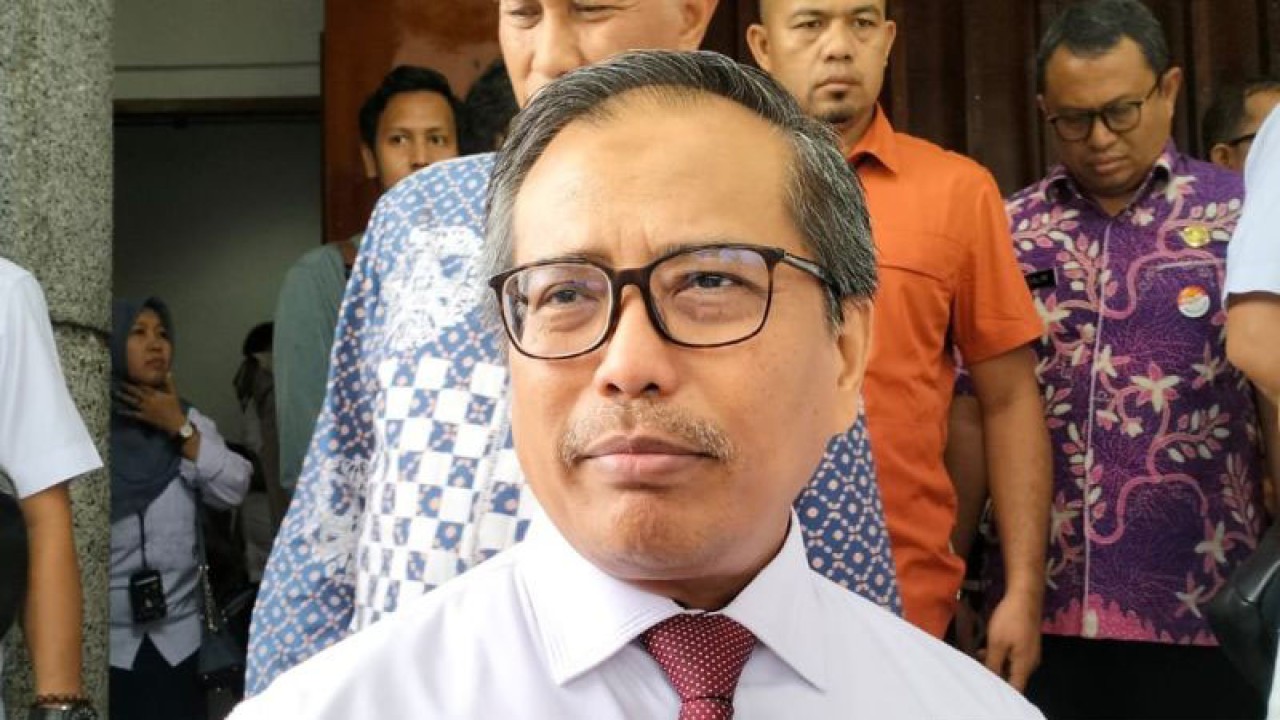 Sekretaris Jenderal Kementerian PUPR Mohammad Zainal Fatah saat diwawancarai di Padang, Kamis, (26/10/2023). ANTARA/Muhammad Zulfikar.