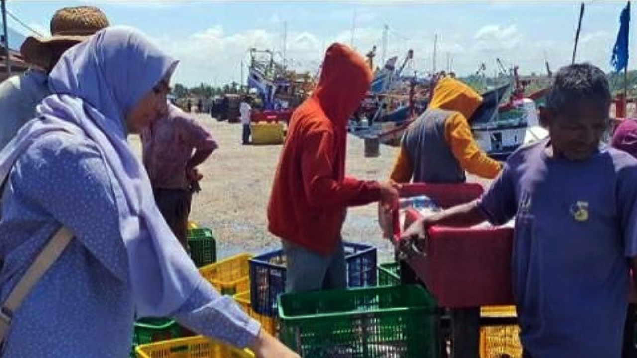 Petugas Balai Bahasa Provinsi Aceh mendatangi warga pesisir untuk mengumpulkan kosakata bidang kemaritiman dalam Bahasa Aceh. ANTARA/HO-Humas Balai Bahasa Aceh/am.