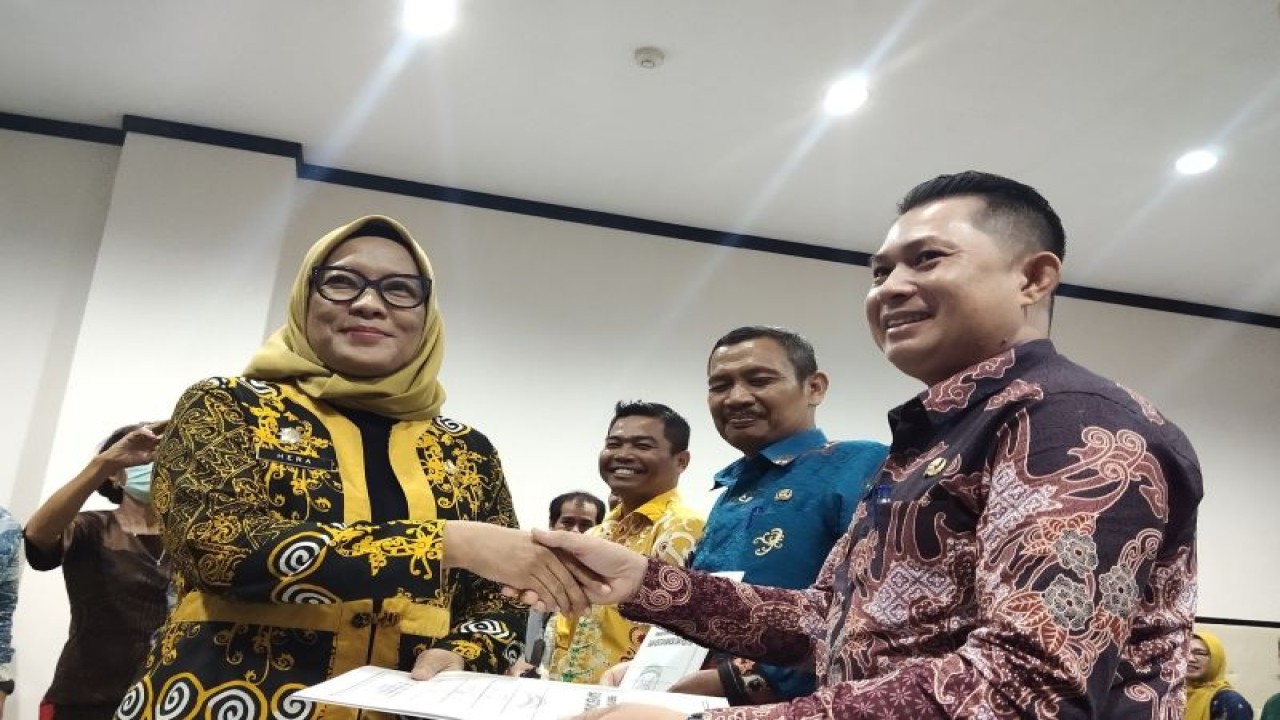 Penjabat Wali Kota Kota Palangka Raya, Hera Nugrahayu (kiri) menyalami peserta acara pencanangan kelurahan Bersinar, di Palangka Raya, Kalteng, Kamis (26/10/2023). ANTARA/Rendhik Andika.