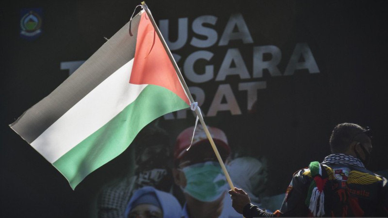 Ilustrasi - Peserta aksi membawa bendera Palestina saat melakukan aksi solidaritas untuk Palestina di depan kantor Gubernur NTB di Mataram, NTB, Jumat (21/5/2021). Aksi yang diikuti oleh ratusan peserta dari berbagai elemen masyarakat dan Ormas di NTB itu mengutuk serangan Israel dan mengajak masyarakat Indonesia untuk terus mendukung dan membantu Palestina. ANTARA FOTO/Ahmad Subaidi/pras.