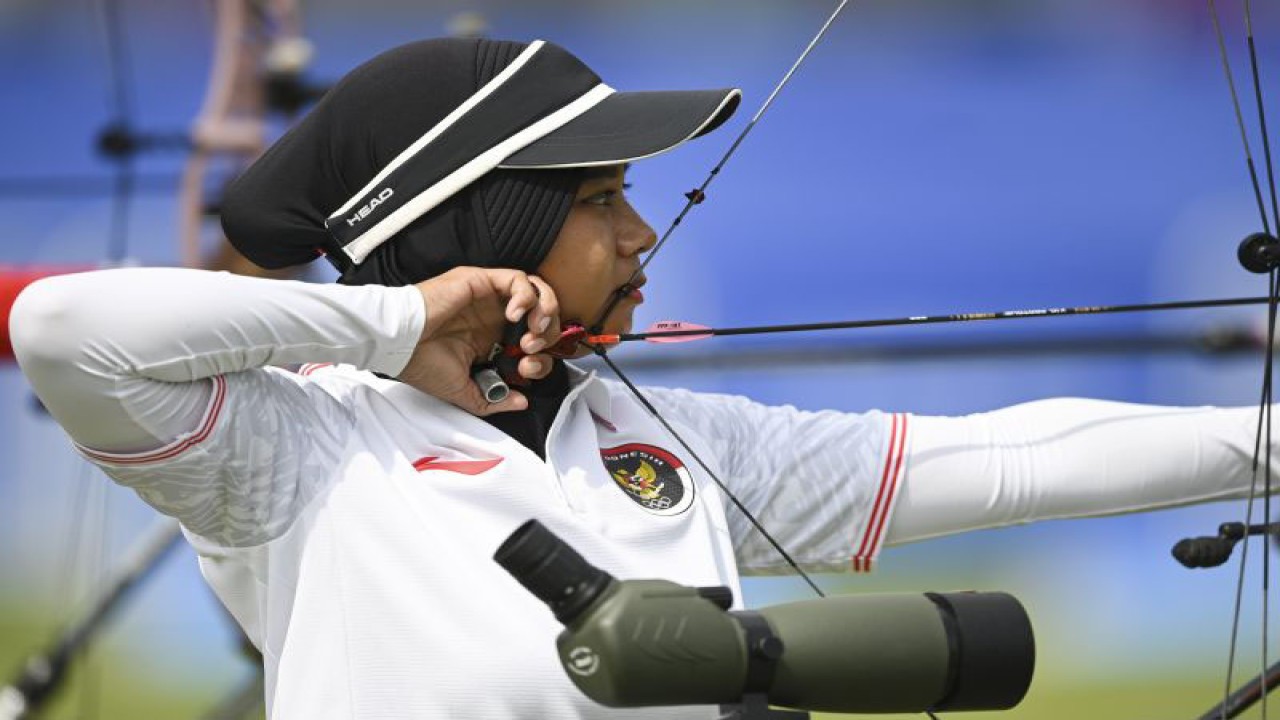Pemanah Indonesia Sri Ranti membidik target saat babak kualifikasi compound putri Asian Games 2022 di Fuyang Yinhu Sports Centre, Hangzhou, China, Minggu (1/10/2023). . ANTARA FOTO/Hafidz Mubarak A/YU