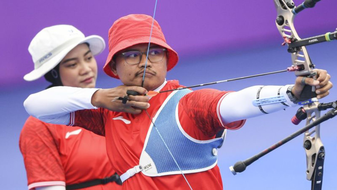 Pepanah Indonesia Riau Ega Agata Salsabila (kanan) dan Diananda Choirunisa membidik target pada semifinal recurve beregu campuran Asian Games 2022 di Fuyang Yinhu Sports Centre, Hangzhou, China, Rabu (4/10/2023). ANTARA FOTO/Hafidz Mubarak A/foc