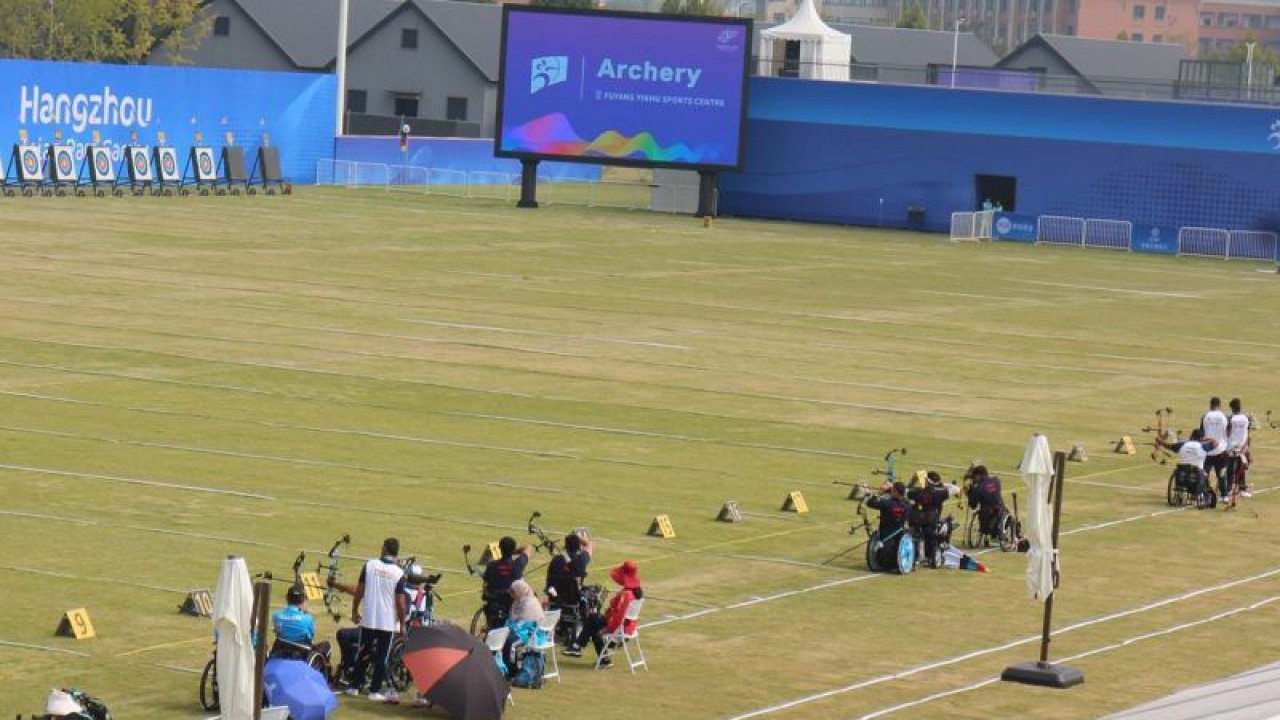 Tim Para Panahan NPC Indonesia (paling kanan) saat melakukan latihan dan adaptasi cuaca di Lapangan Fuyang Yinhu Sports Centre Media Hangzhou China, Kamis (19/10/2023). ANTARA/Bambang Dwi Marwoto.