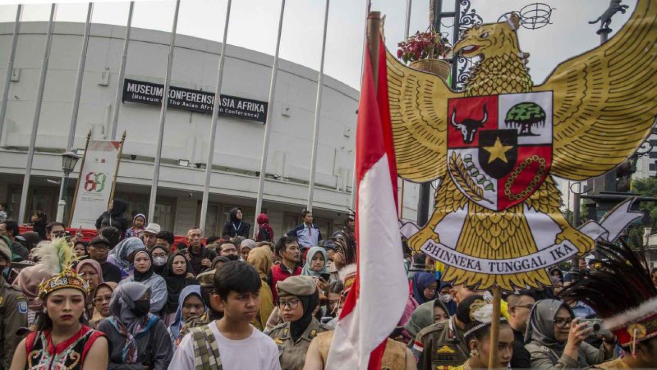 Warga menyaksikan pelaksanaan Kirab Pancasila di kawasan Jalan Asia Afrika, Bandung, Jawa Barat, Sabtu (9/9/2023). Kegiatan yang digelar Badan Pembinaan Ideologi Pancasila (BPIP) tersebut guna menebar inspirasi dan membangkitkan semangat berbangsa dan bernegara sebagai perwujudan dari Pancasila sebagai ideologi berkehidupan di Indonesia. ANTARA FOTO/Novrian Arbi/nym.