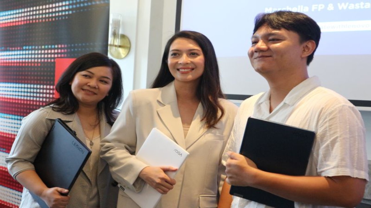 Consumer Marketing Lead Lenovo Indonesia Diantika (kiri), Penulis Marchella FP (tengah), dan ilustrator Wastana Haikal (kanan) pada acara 'Create with Lenovo: Smarter Technology for Content Innovation' di Jakarta, Rabu (11/10/2023). (ANTARA/Pamela Sakina)