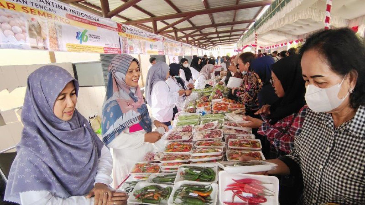 Bazar Sembako Murah di Kantor Badan Karantina Indonesia Provinsi Kalimantan Tengah dipadati warga, Palangka Raya, Rabu (11/10/2023). (ANTARA/Muhammad Arif Hidayat)