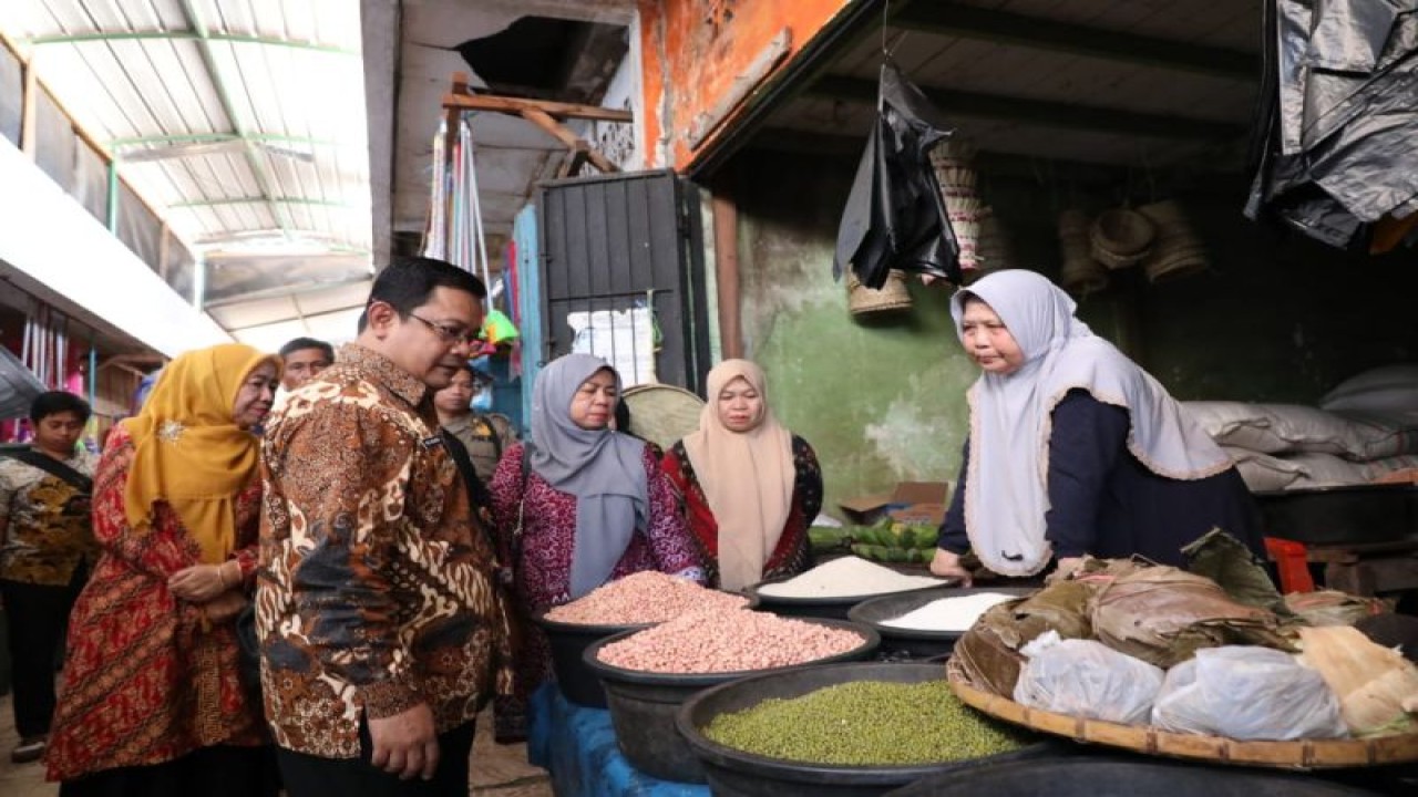 Penjabat Bupati Bantaeng DR Andi Abu Bakar saat memastikan harga bahan pokok di pasar sentral Bantaeng, Kamis (12/10/2023). ANTARA/HO-Humas Pemkab Bantaeng