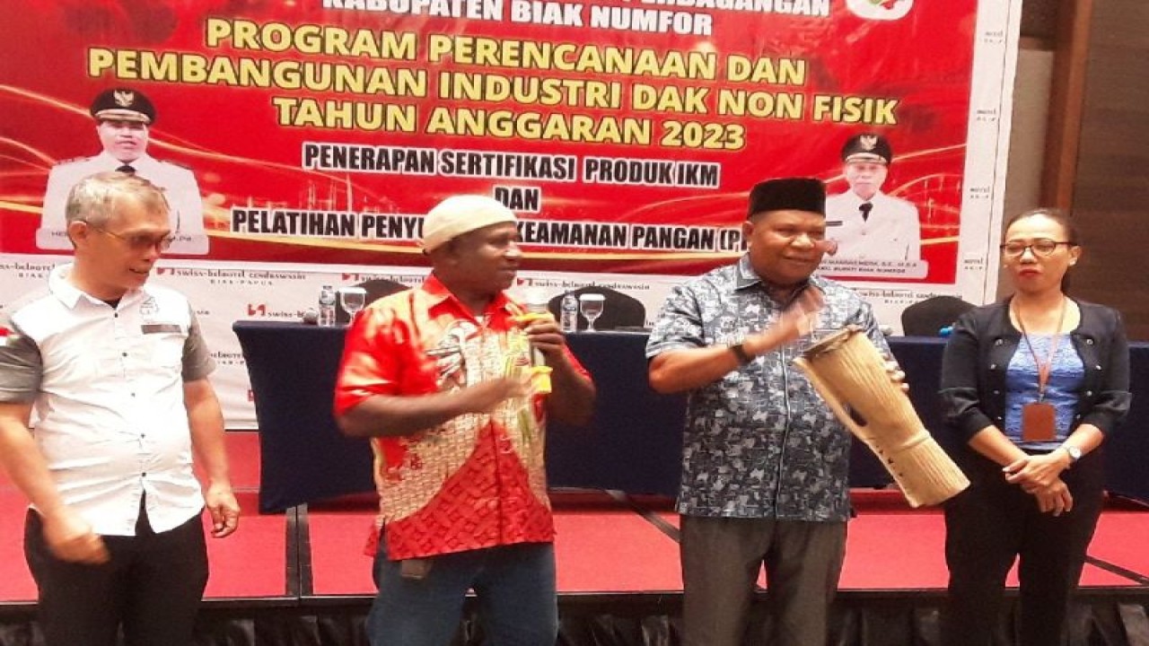 Asiste II Sekretaris Daerah Biak Numfor Papua Lot Yensenem M.Si (pakai peci) didampingi Kadisperindag Y.Usior menabuh tifa membuka penyuluhan keamanan pangan, Jumat (27/10/2023).ANTARA/Muhsidin
