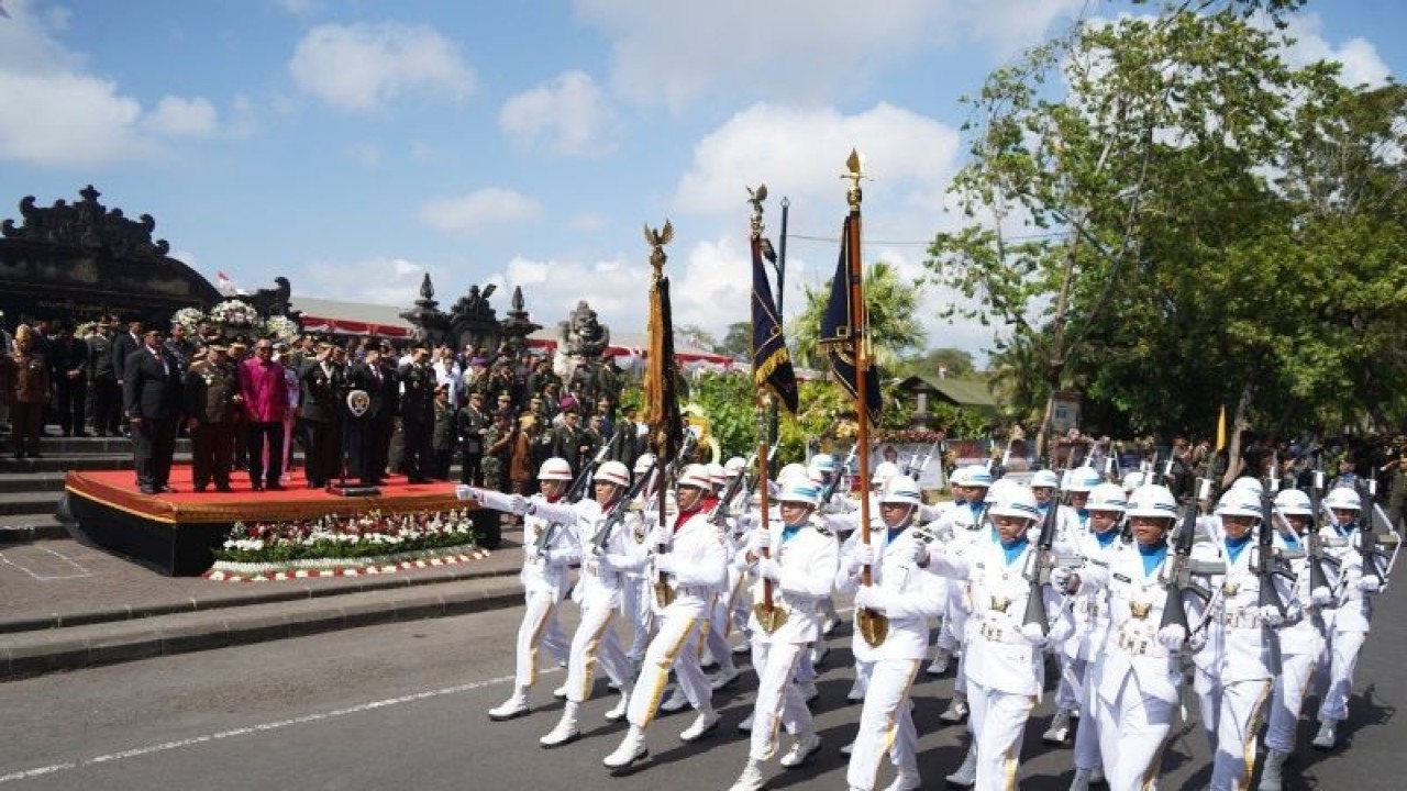 Kompi tanda satuan kehormatan Kodam IX/Udayana berparade pada perayaan HUT ke-78 TNI di Lapangan Niti Mandala, Renon, Denpasar, Bali, Kamis (5/10/2023). ANTARA/HO-Penerangan Kodam IX/Udayana